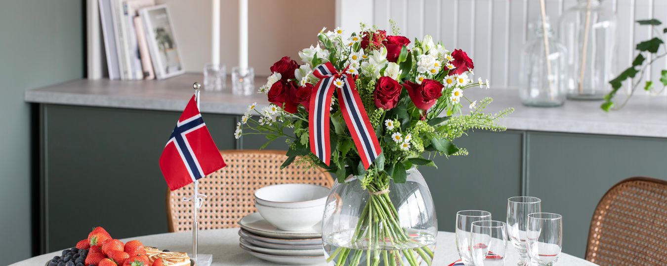 Interi&oslash;r- og blomsterbilde med klikkbare elementer